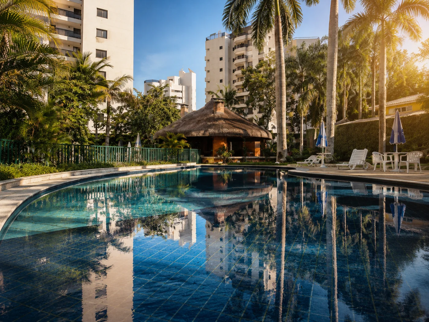 Área de lazer do Condomínio Acqua de Riviera com piscina e vegetação