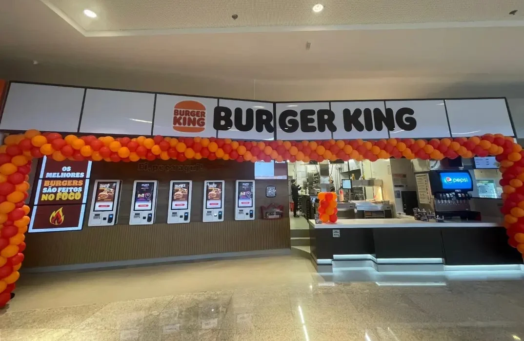 Loja Burger King em Cascavel/PR no dia da inauguração, com totens de autoatendimento e balcão