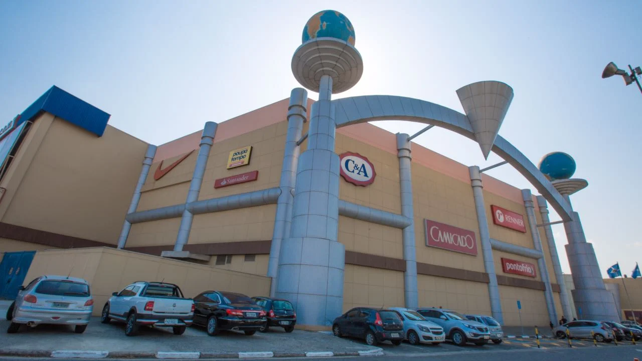 Fachada do Internacional Shopping Guarulhos, com os globos e o arco metálico da entrada