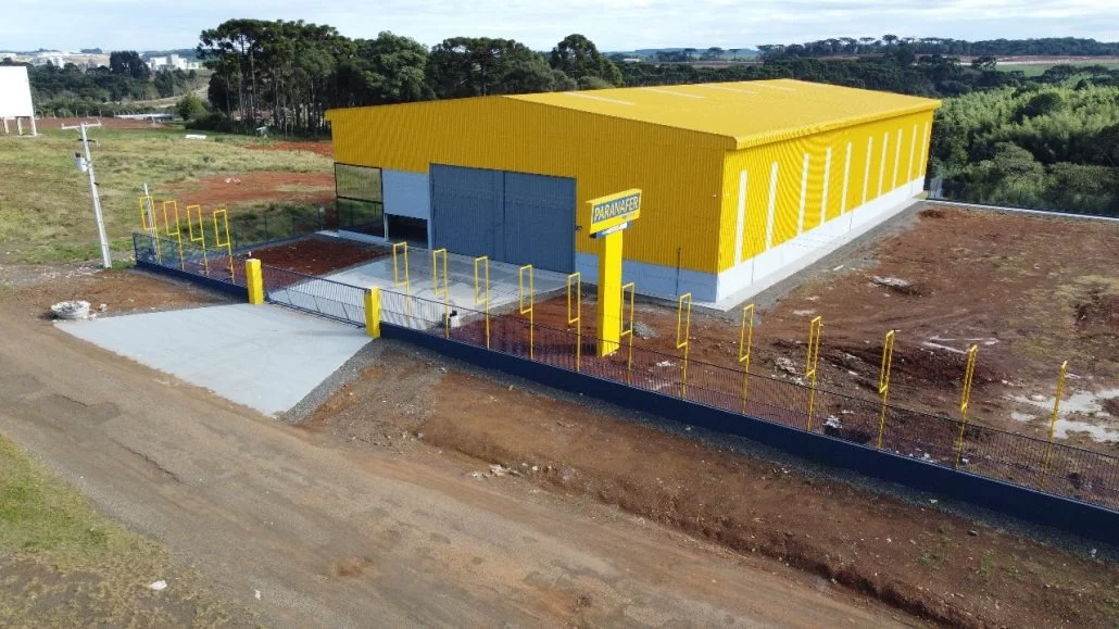Galpão industrial da Paranafer em Guarapuava/PR, com cobertura amarela, em vista de drone