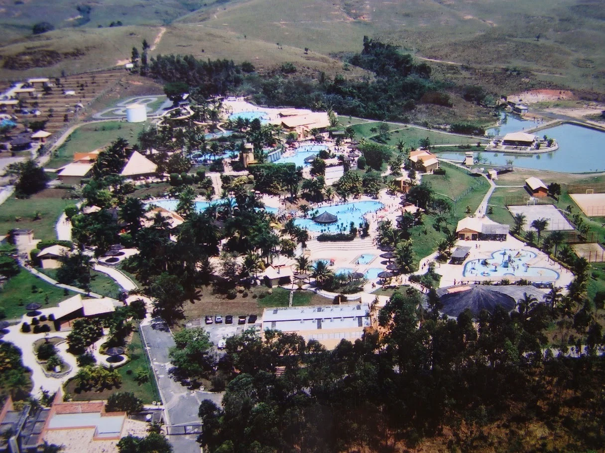 Vista aérea do Parque das Águas em Barra do Piraí/RJ, com piscinas, lago e área de lazer