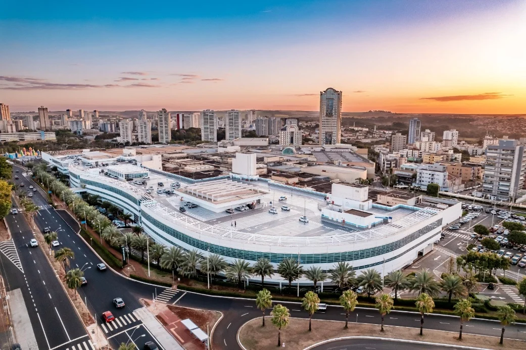 Vista aérea do Ribeirão Shopping ao entardecer, em Ribeirão Preto/SP, com a expansão em curva