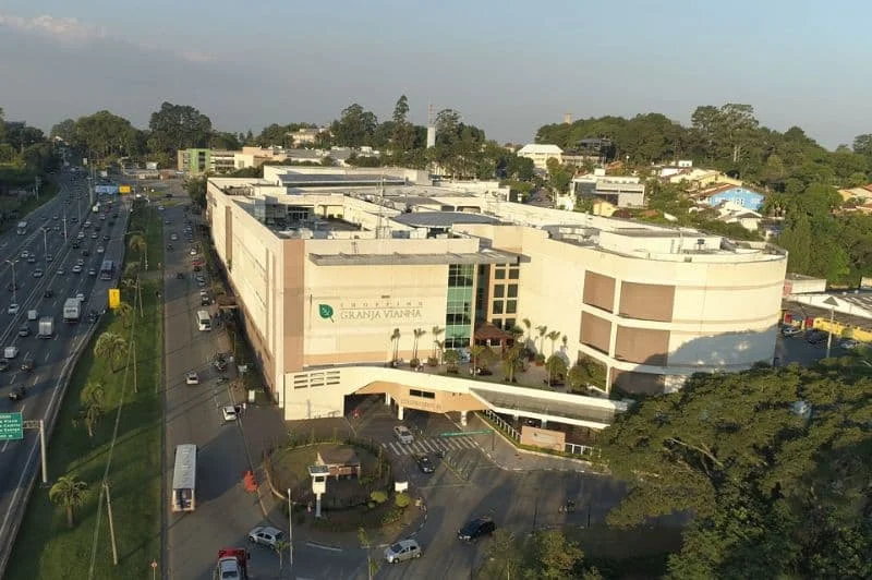 Vista aérea do Shopping Granja Viana, em Cotia/SP, às margens da rodovia