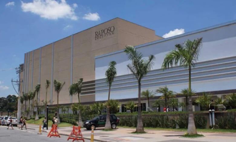 Fachada do Raposo Shopping em São Paulo/SP, com letreiro e palmeiras na entrada