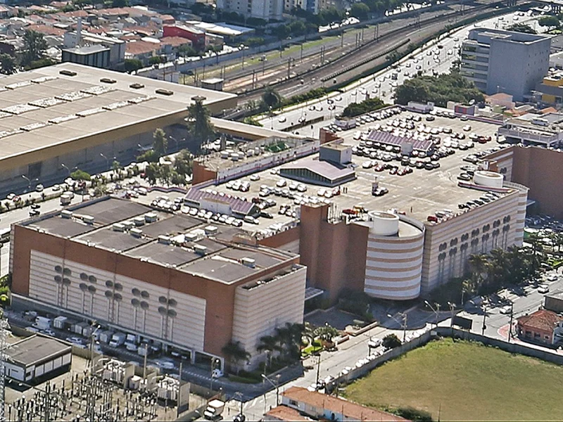 Vista aérea do Shopping Tatuapé em São Paulo/SP, junto à linha férrea